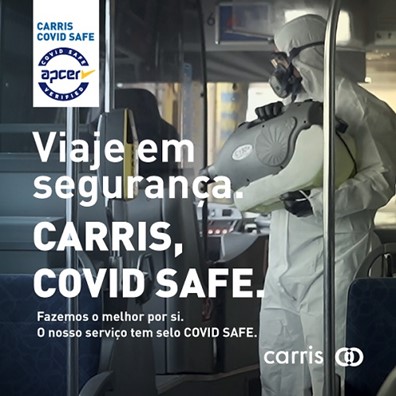 Fotografia de um homem a realizar uma nebulização dentro do autocarro, com o selo de certificação Covid Safe e o descritivo "Viaje em segurança. Carris, Covid Safe."