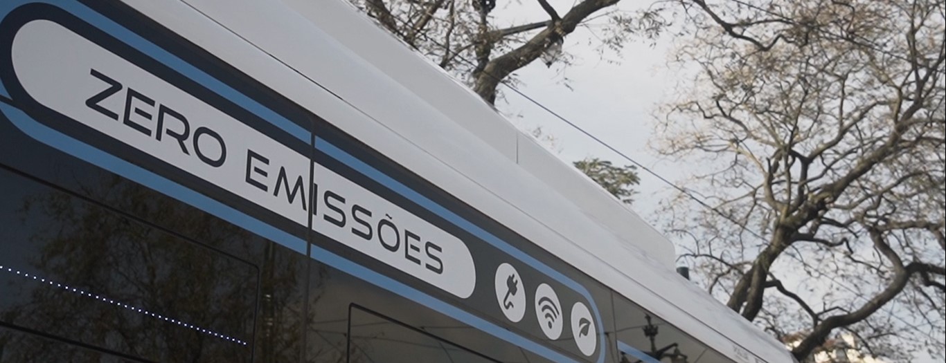 Fotografia da lateral de um autocarro elétrico da CARRIS onde se pode ler "Zero Emissões"
