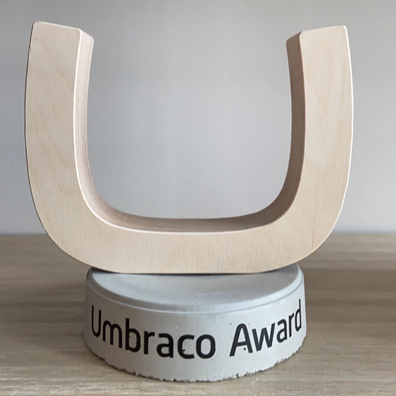 Fotografia de troféu do prémio Umbraco Award que destingue o novo site Carris